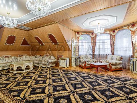 комерційна за адресою Патріарха Володимира Романюка вул. (Жовтнева), 2Б