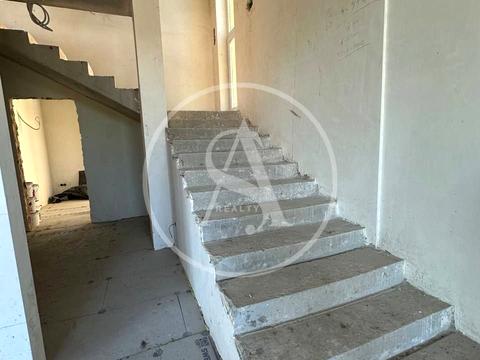 комерційна за адресою Стуса вул., 2
