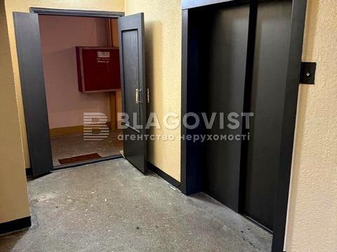 квартира за адресою Анни Ахматової вул., 15