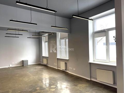 комерційна за адресою Лаврська вул. (Січневого Повстання), 16