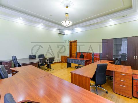 комерційна за адресою Липська вул., 10