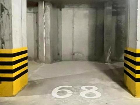 паркомісце за адресою Володимира Навроцького вул., 31