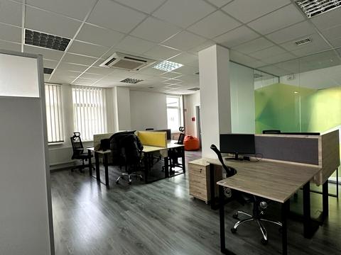 комерційна за адресою Кам'янецька вул., 1