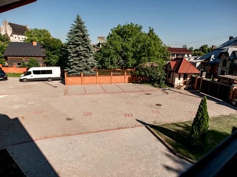 комерційна за адресою Євгена Чикаленка вул., 26