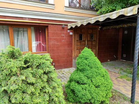 комерційна за адресою Добровольців вул. (Маршала Говорова), 10в
