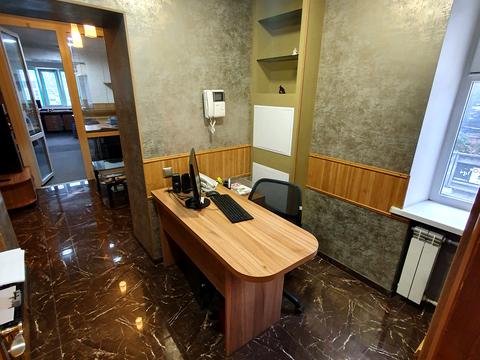 комерційна за адресою Межигірська вул., 25