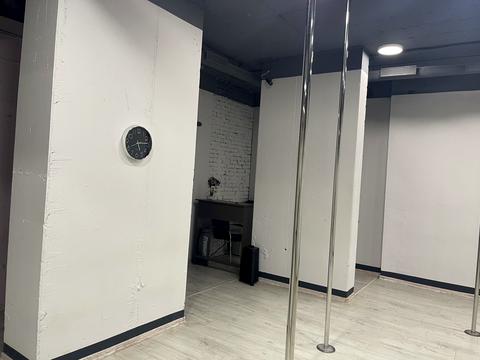 комерційна за адресою Анни Ахматової вул., 30
