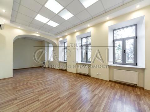 комерційна за адресою Володимирська вул., 4