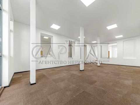 комерційна за адресою Володимирська вул., 4