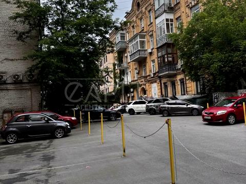 комерційна за адресою Саксаганського вул., 28