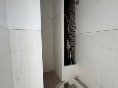 комерційна за адресою Столична вул., 1