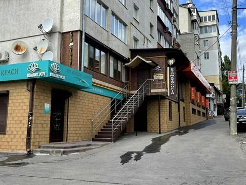 комерційна за адресою Степана Бандери вул., 10