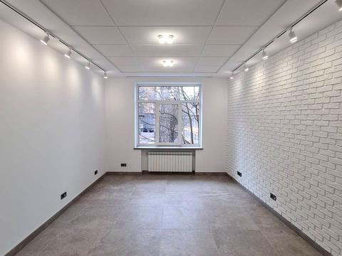 комерційна за адресою Інститутська вул., 16