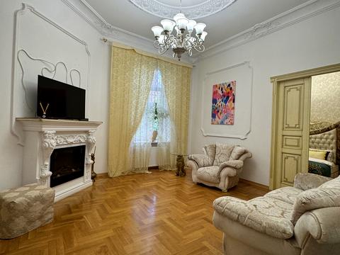 квартира за адресою Академіка Володимира Гнатюка вул. (), 3