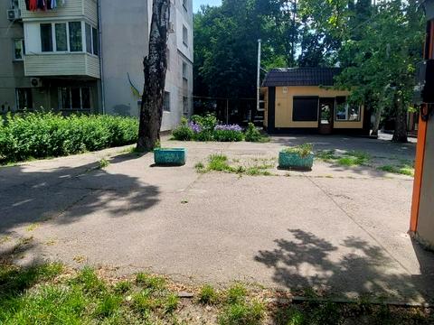 комерційна за адресою Космонавтів вул., 31