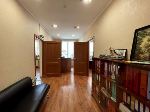 комерційна за адресою Добровольців вул. (Маршала Говорова), 18