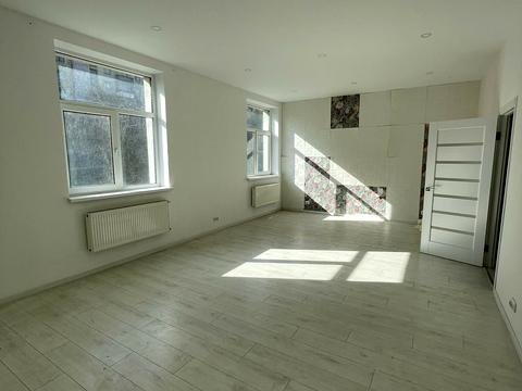 коммерческая по адресу Пилипа Орлика, 1