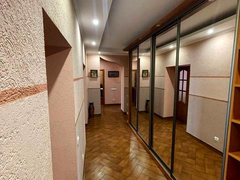 квартира за адресою Анни Ахматової вул., 31