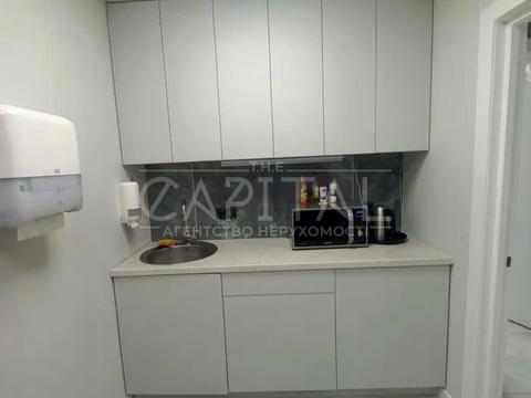 комерційна за адресою Жилянська вул., 118