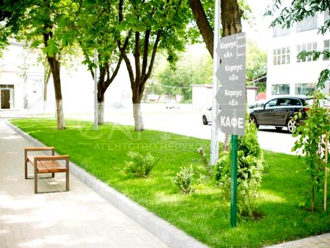 комерційна за адресою Салютна вул., 2