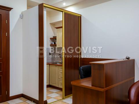 комерційна за адресою Лютеранська вул., 8