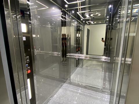 комерційна за адресою Зарічанська вул., 11/1