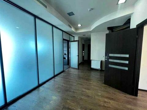 комерційна за адресою Володимирська вул., 38