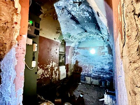 комерційна за адресою Каразіна вул., 4