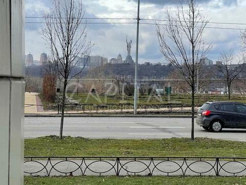 комерційна за адресою Дніпровська набережна вул., 13