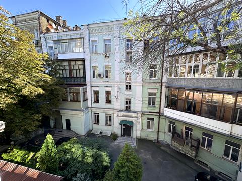 коммерческая по адресу Трёхсвятительская ул., 13