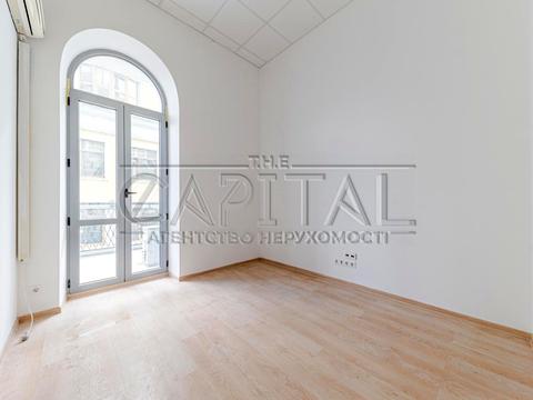 комерційна за адресою Володимирська вул., 4