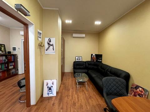 комерційна за адресою Добровольців вул. (Маршала Говорова), 18