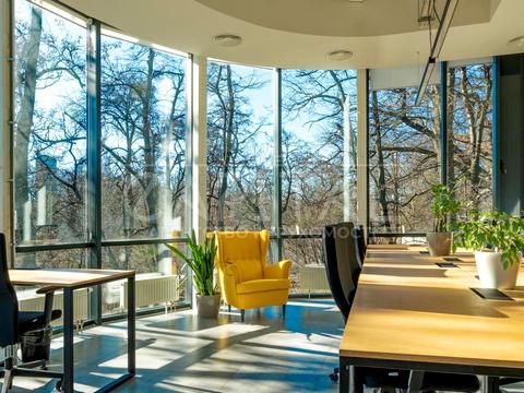 комерційна за адресою Марка Безручка вул., 24