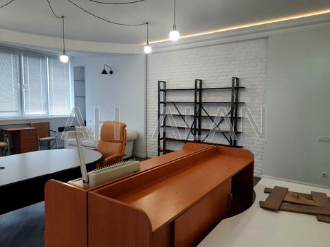 комерційна за адресою Павла Тичини просп., 18-Б