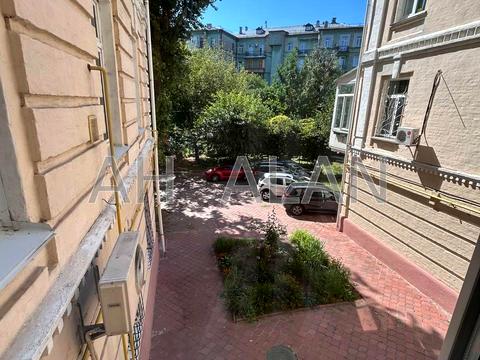 коммерческая по адресу Трёхсвятительская ул., 13