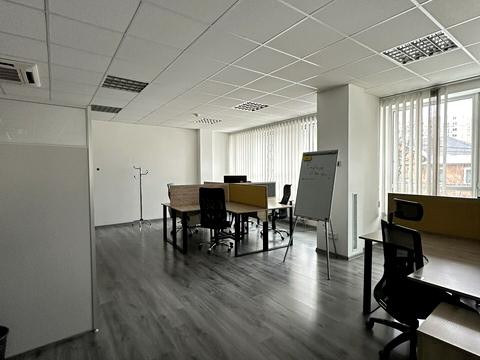 комерційна за адресою Кам'янецька вул., 1