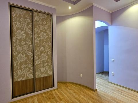 комерційна за адресою Леся Курбаса вул., 4