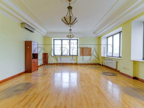 комерційна за адресою Липська вул., 10