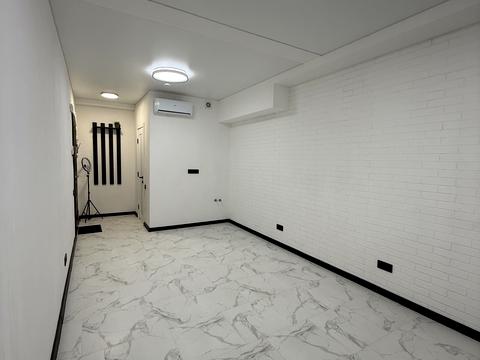 комерційна за адресою Літературна вул., 8