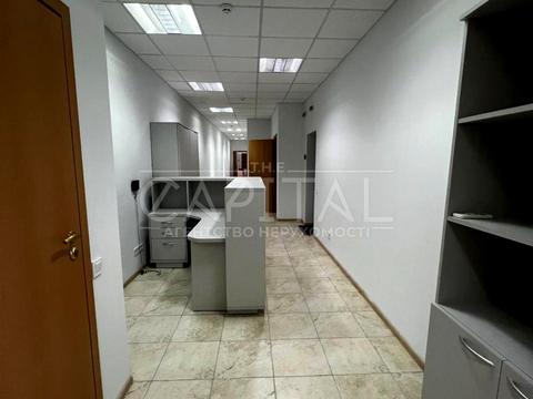 комерційна за адресою Новонаводницька вул. (Лаврська), 3