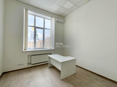 комерційна за адресою Лаврська вул. (Січневого Повстання), 16