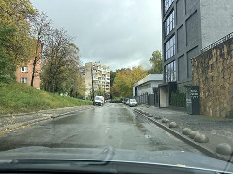 паркомісце за адресою Нижньоюрківська вул., 2