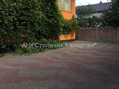 комерційна за адресою Валерія Лобановського просп. (Червонозоряний), 30