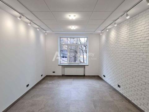 комерційна за адресою Інститутська вул., 16