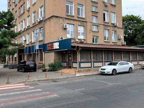 комерційна за адресою 10 Квітня пл., 1