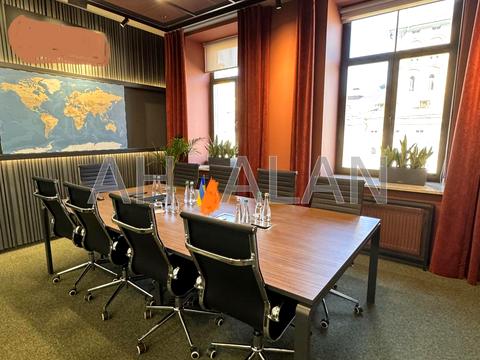 комерційна за адресою Богдана Хмельницького вул., 19/32