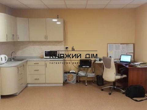 комерційна за адресою Драгоманова вул., 1-А