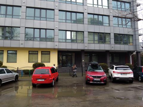 комерційна за адресою Кам'янецька вул., 1