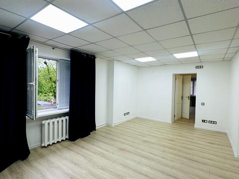 комерційна за адресою Чорних Запорожців вул. (Петра Запорожця), 13