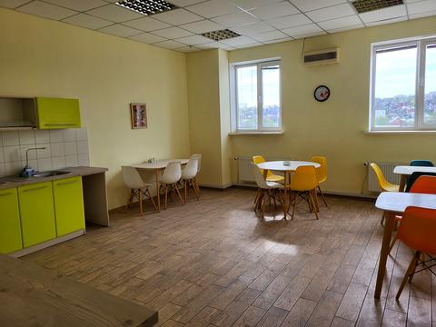 комерційна за адресою Гончарівський бульв. (Конєва), 4